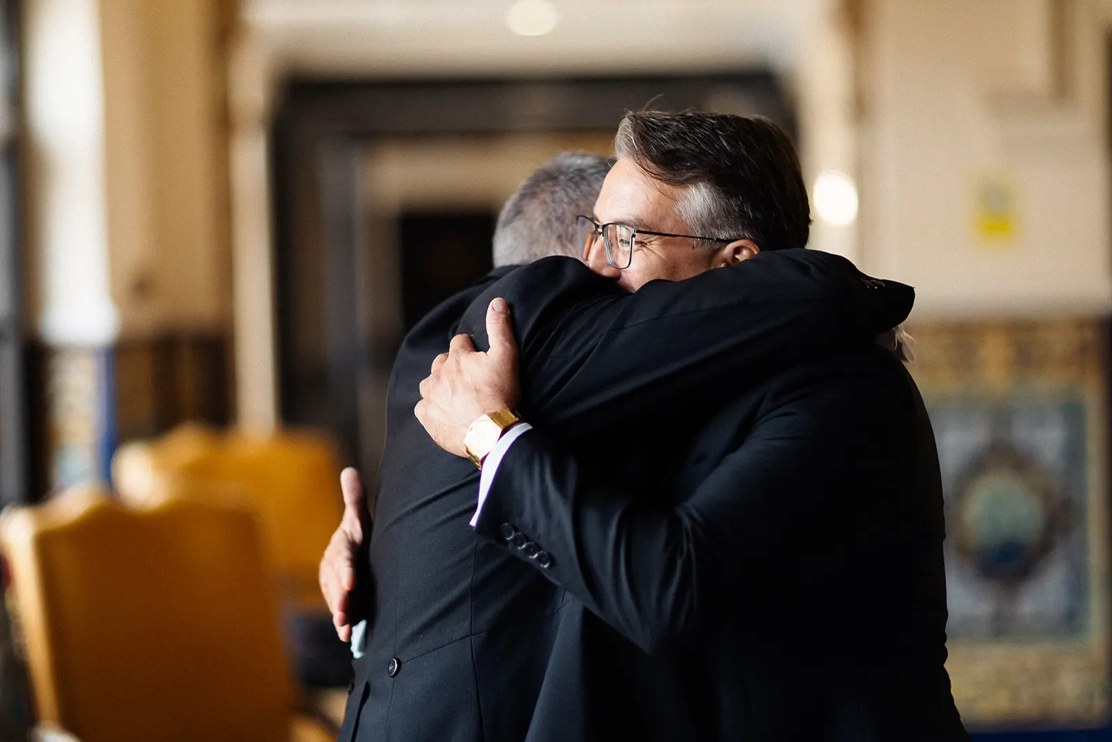 Abrazo emocionado entre Fernando y un invitado antes de la ceremonia