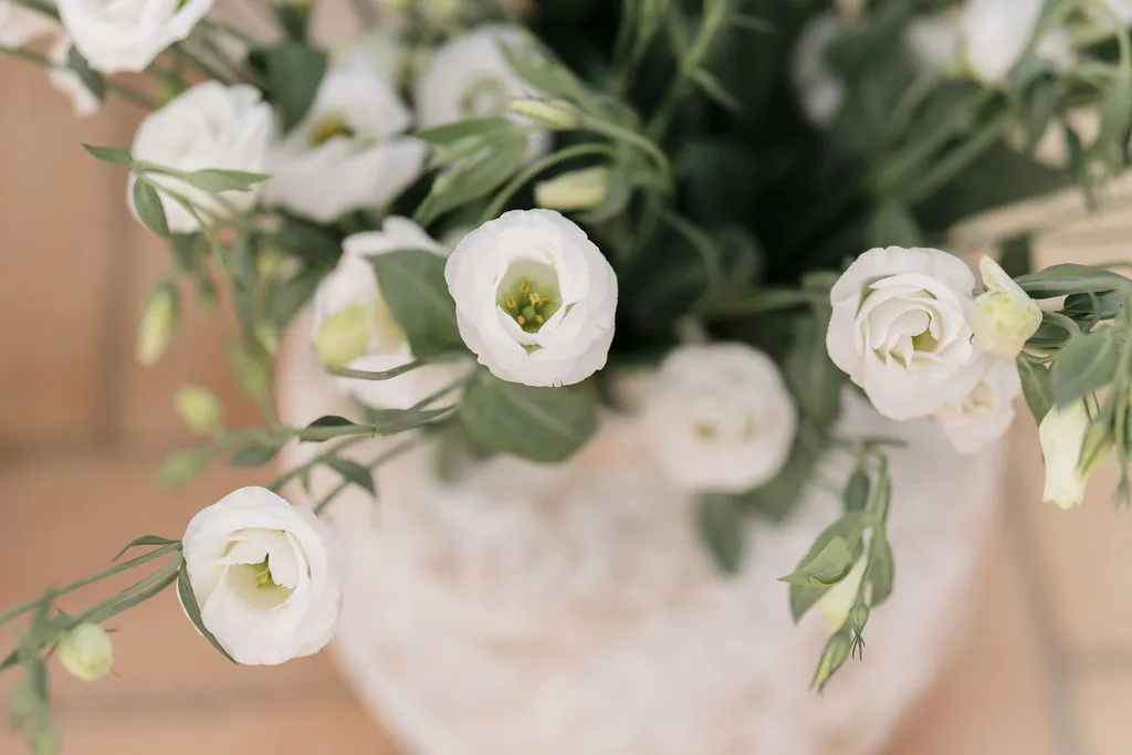 Flores blancas en un macetero de cerámica en la ceremonia de Julia y Paul