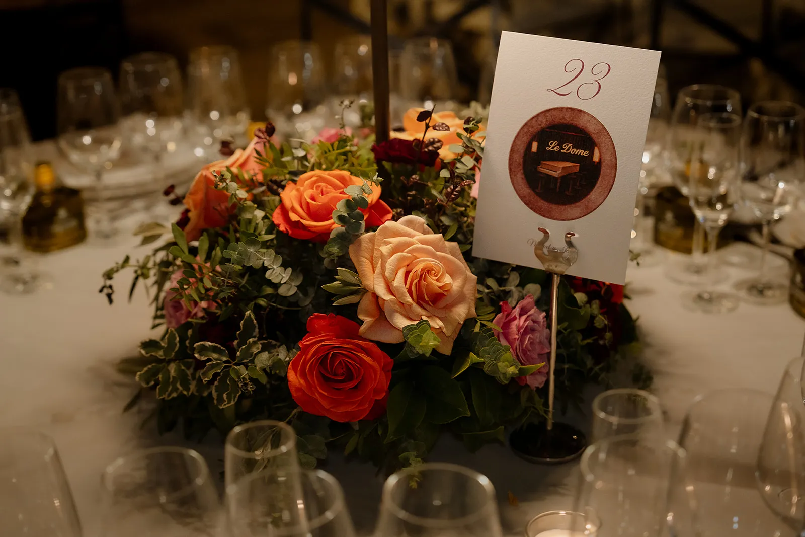 Centro floral y papelería de mesa de la boda de Miguel y Jesús
