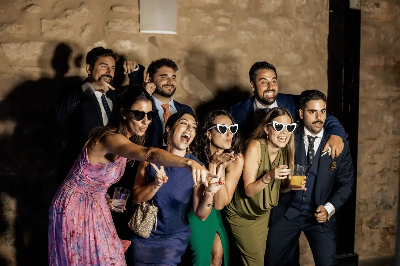 Invitados posando y riendo durante la fiesta en el castillo