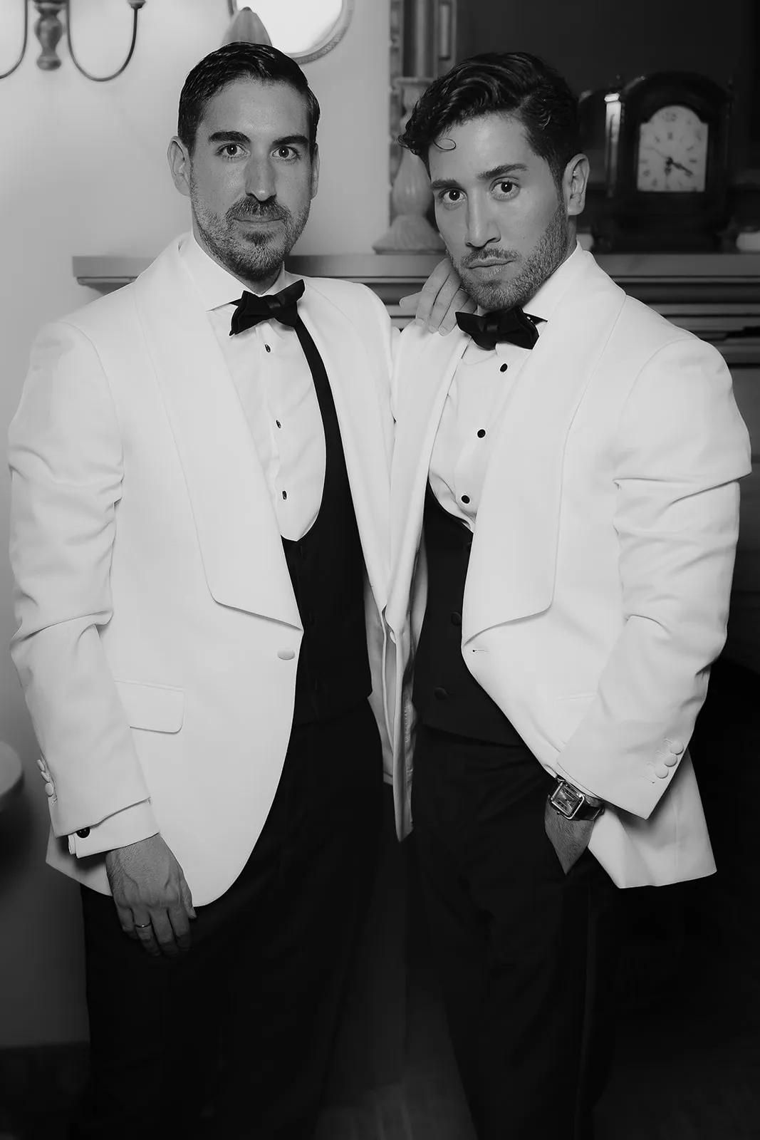 Retrato de Miguel y Jesús con chaquetas blancas de esmoquin
