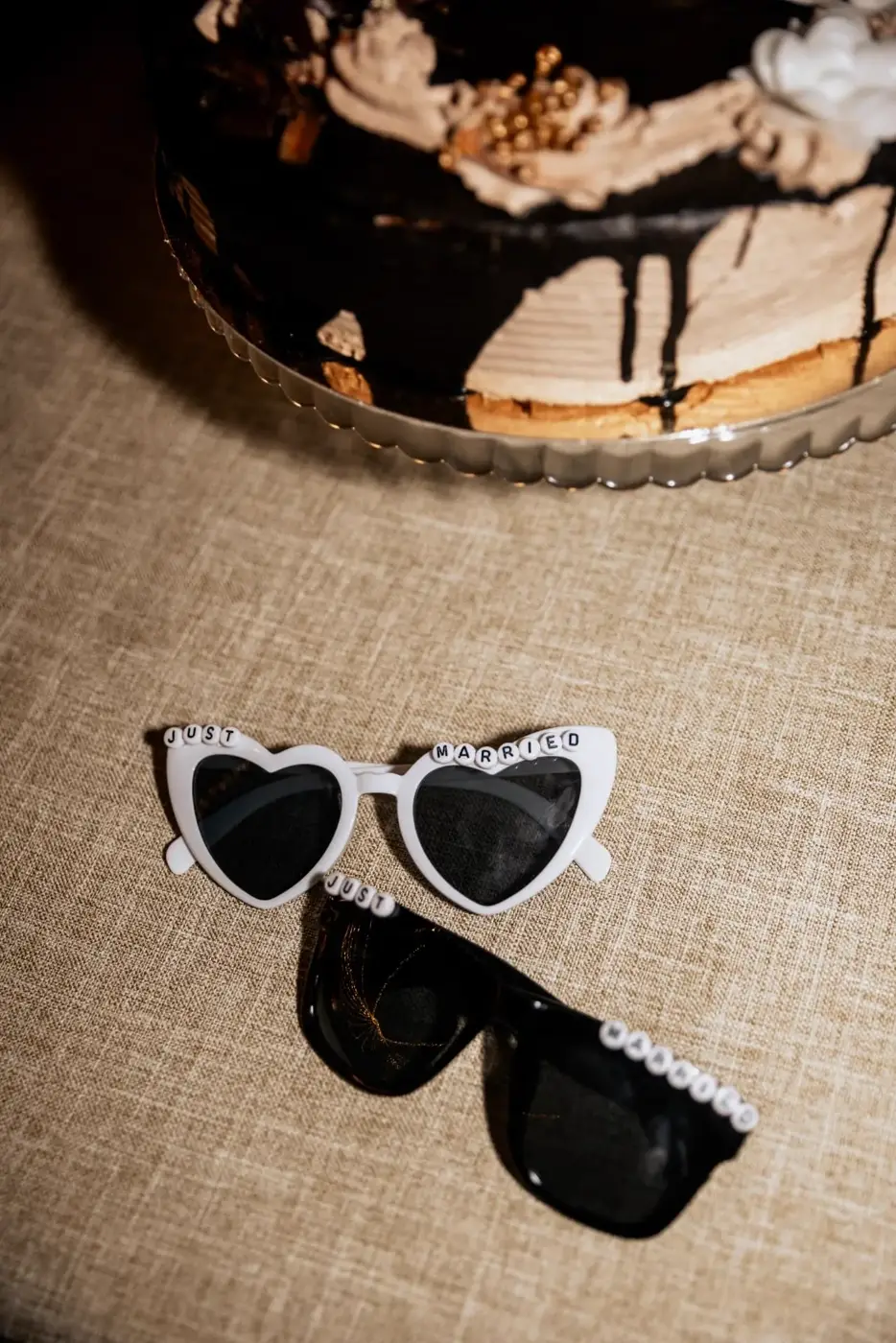 Detalle de las gafas de Just Married junto a la tarta de chocolate