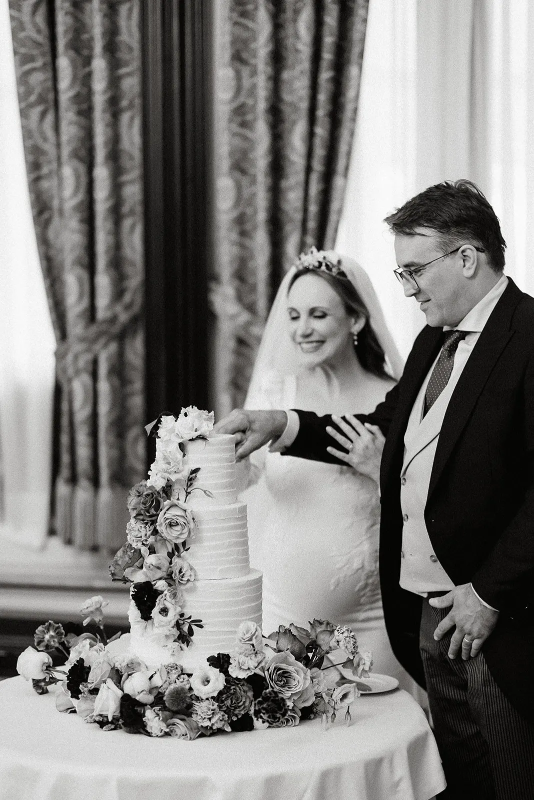 Luyza y Fernando cortando la tarta nupcial en el Hotel Alfonso XIII, en blanco y negro