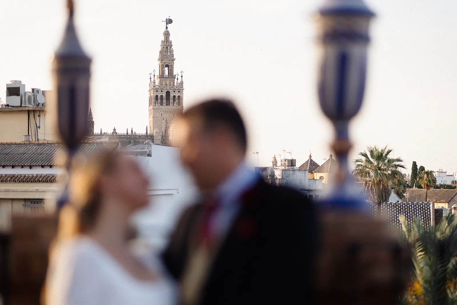 Luyza y Fernando en la azotea con la Giralda de Sevilla al fondo al atardecer