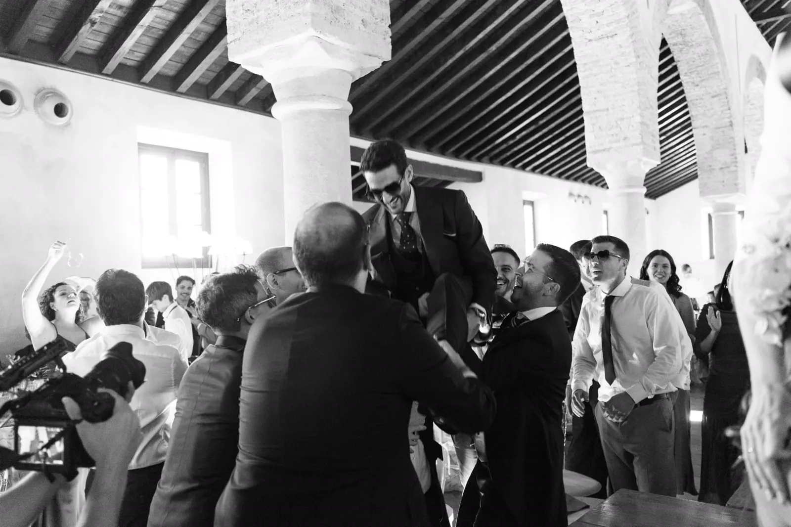 Luis en volandas entre sus amigos durante la celebración en el salón