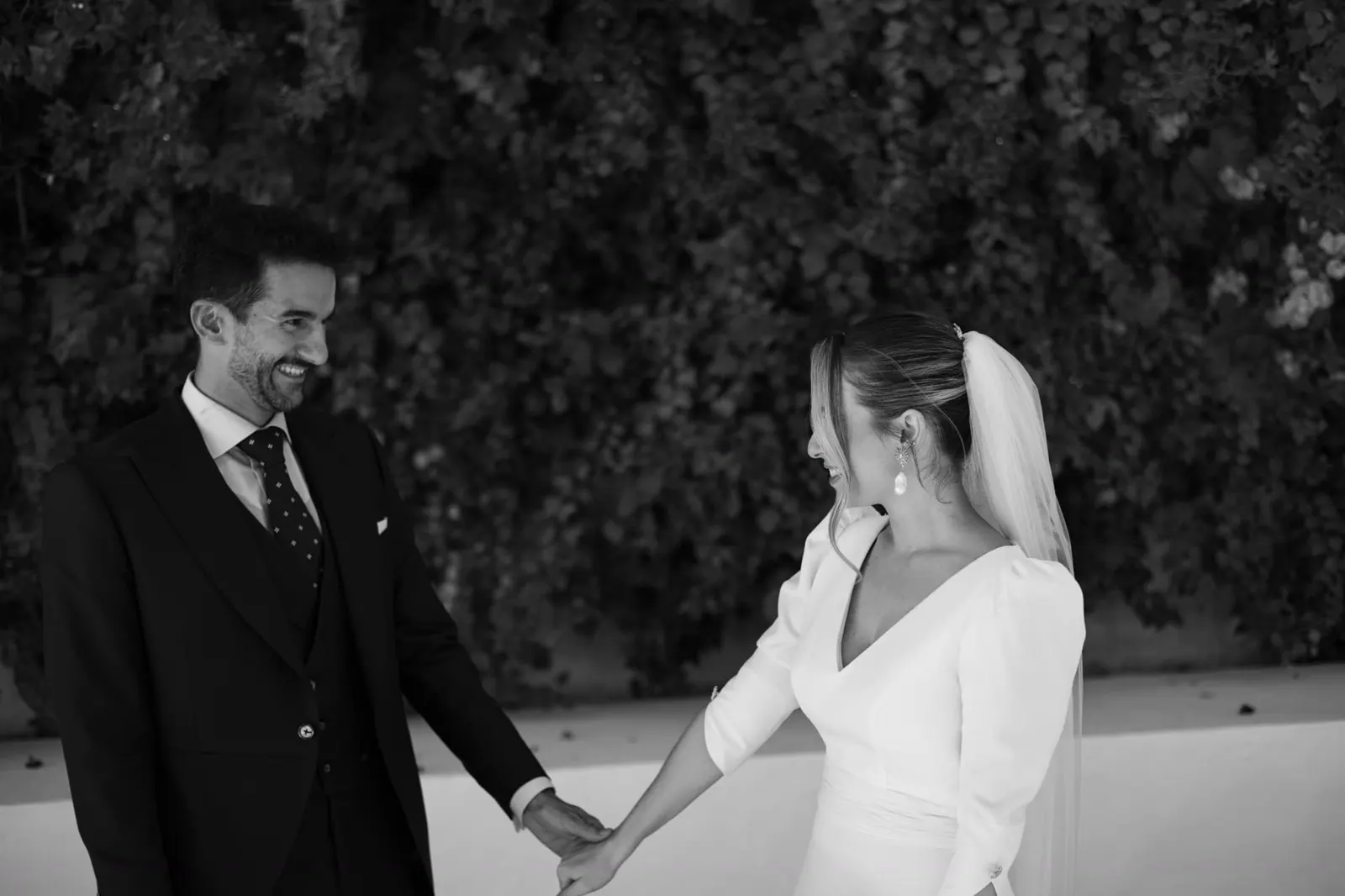 Retrato en blanco y negro de Aisha y Luis cogidos de la mano
