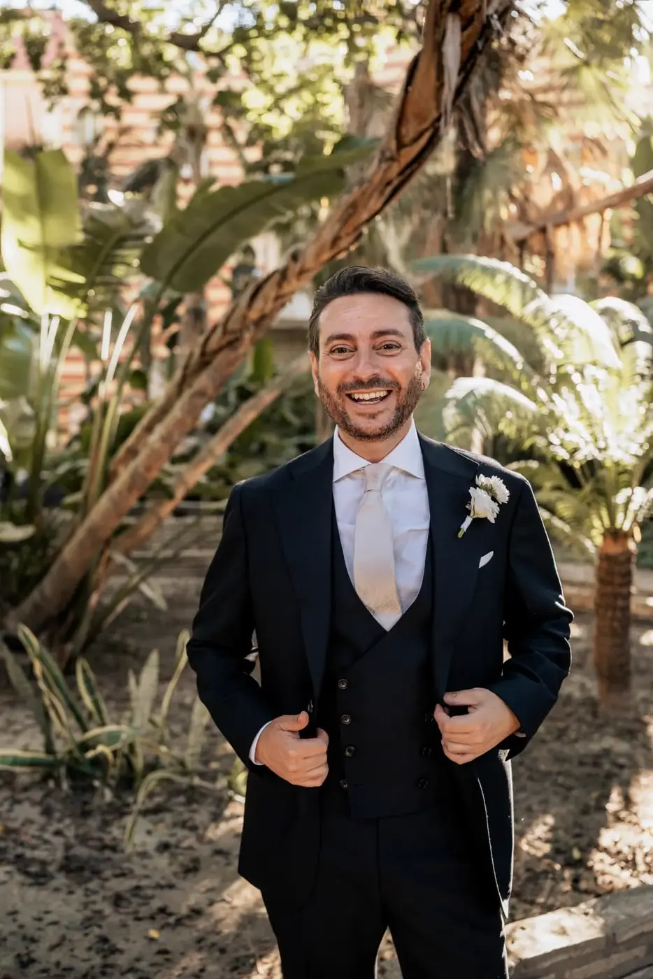 Retrato de Javier en el jardín antes de la ceremonia