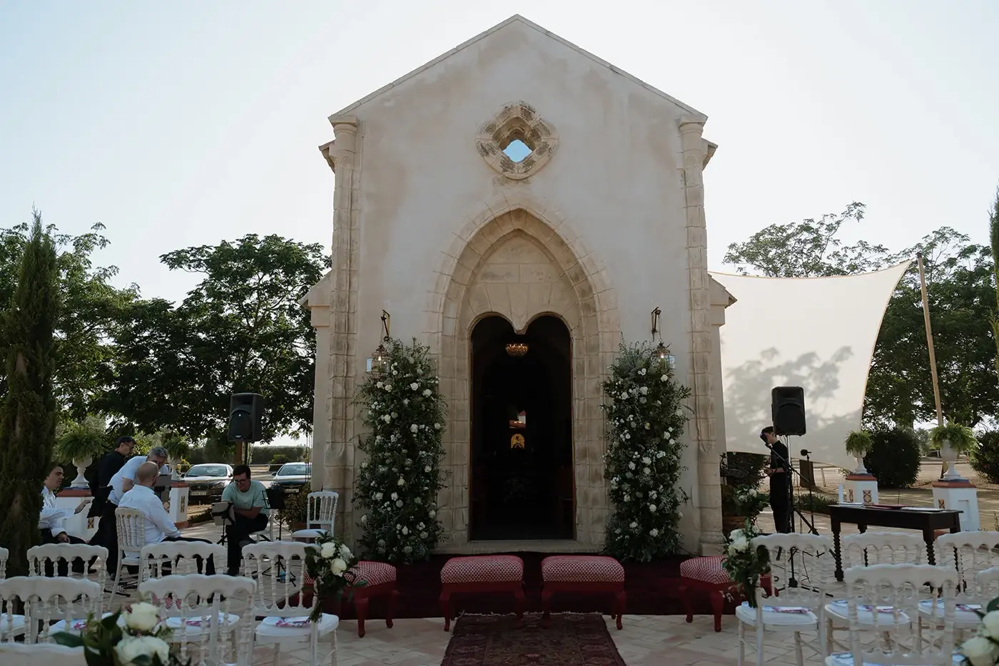 Capilla de Hacienda Orán preparada para la ceremonia de Miguel y Jesús